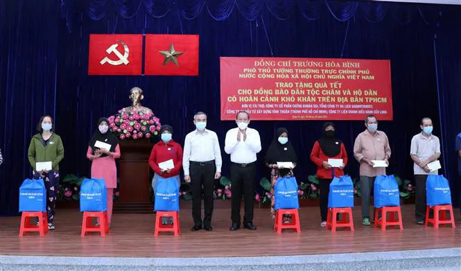 Tặng quà Tết cho đồng bào dân tộc Chăm và hộ dân gặp khó khăn - Ảnh 1. Tặng quà Tết cho đồng bào dân tộc Chăm và hộ dân gặp khó khăn - Ảnh 1.