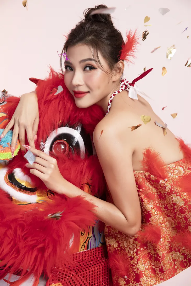 Thúy Diễm khoe lưng trần quyến rũ trong bộ ảnh Tết - Ảnh 1. Thúy Diễm khoe lưng trần quyến rũ trong bộ ảnh Tết - Ảnh 1.
