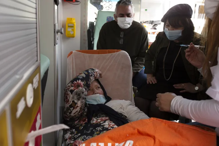 Israel vẫn chật vật vì COVID-19 dù có tỉ lệ tiêm vaccine cao nhất thế giới - Ảnh 1. Israel vẫn chật vật vì COVID-19 dù có tỉ lệ tiêm vaccine cao nhất thế giới - Ảnh 1.