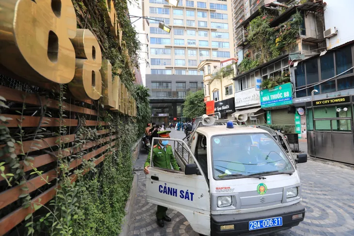 Tất cả các mẫu xét nghiệm âm tính, chung cư 88 Láng Hạ dỡ phong tỏa - Ảnh 2. Tất cả các mẫu xét nghiệm âm tính, chung cư 88 Láng Hạ dỡ phong tỏa - Ảnh 2.