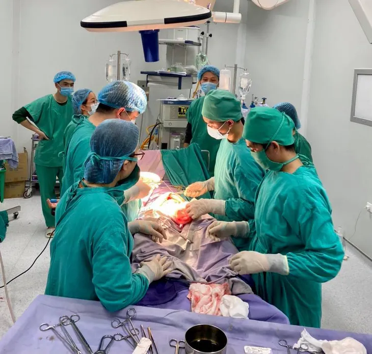 Hội chẩn từ xa cứu sản phụ có diễn biến phức tạp tại đảo Cô Tô - Ảnh 1. Hội chẩn từ xa cứu sản phụ có diễn biến phức tạp tại đảo Cô Tô - Ảnh 1.