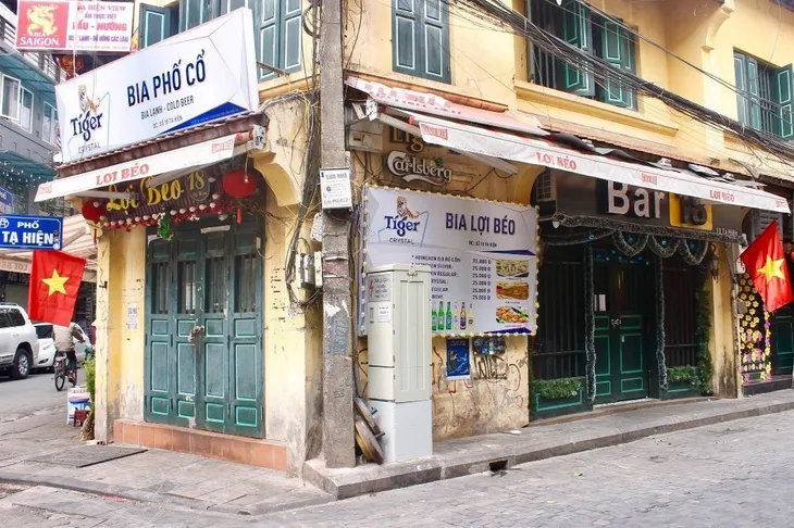 Phố cổ Hà Nội “cửa đóng, then cài” trước Tết Nguyên đán - Ảnh 1. Phố cổ Hà Nội “cửa đóng, then cài” trước Tết Nguyên đán - Ảnh 1.