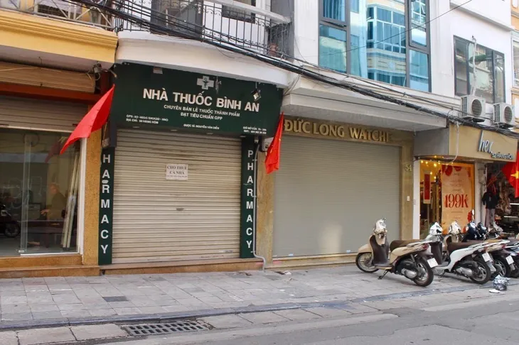 Phố cổ Hà Nội “cửa đóng, then cài” trước Tết Nguyên đán - Ảnh 5. Phố cổ Hà Nội “cửa đóng, then cài” trước Tết Nguyên đán - Ảnh 5.