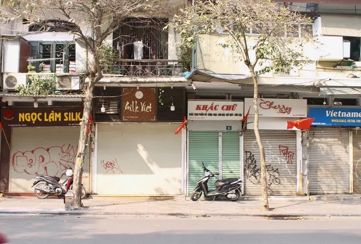 Phố cổ Hà Nội “cửa đóng, then cài” trước Tết Nguyên đán - Ảnh 3. Phố cổ Hà Nội “cửa đóng, then cài” trước Tết Nguyên đán - Ảnh 3.