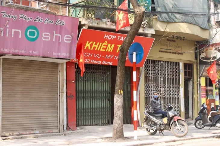 Phố cổ Hà Nội “cửa đóng, then cài” trước Tết Nguyên đán - Ảnh 2. Phố cổ Hà Nội “cửa đóng, then cài” trước Tết Nguyên đán - Ảnh 2.
