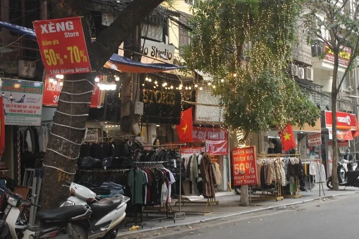 Phố cổ Hà Nội “cửa đóng, then cài” trước Tết Nguyên đán - Ảnh 6. Phố cổ Hà Nội “cửa đóng, then cài” trước Tết Nguyên đán - Ảnh 6.