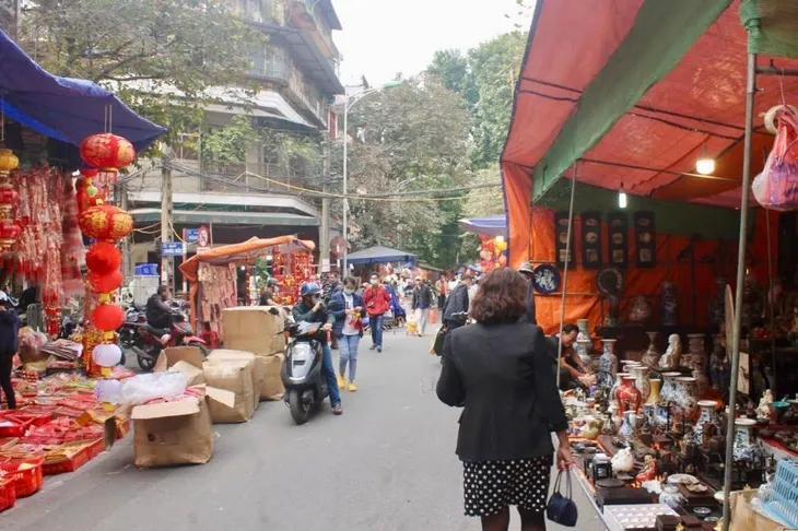 Phố cổ Hà Nội “cửa đóng, then cài” trước Tết Nguyên đán - Ảnh 7. Phố cổ Hà Nội “cửa đóng, then cài” trước Tết Nguyên đán - Ảnh 7.