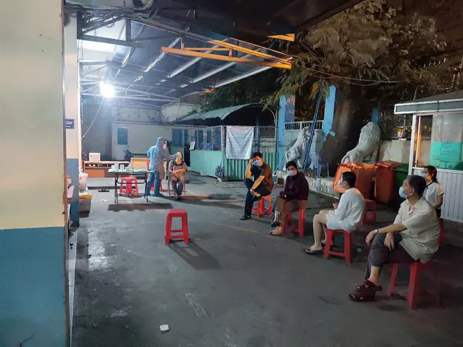 TP Hồ Chí Minh phát hiện 4 ca nghi nhiễm COVID-19 mới ở sân bay Tân Sơn Nhất - Ảnh 1. TP Hồ Chí Minh phát hiện 4 ca nghi nhiễm COVID-19 mới ở sân bay Tân Sơn Nhất - Ảnh 1.
