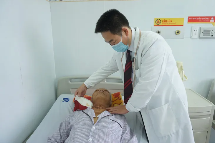 Đắp thuốc nam, tiêm thuốc vào bướu giáp khổng lồ, cụ ông vẫn phải vào viện cầu cứu bác sĩ - Ảnh 1. Đắp thuốc nam, tiêm thuốc vào bướu giáp khổng lồ, cụ ông vẫn phải vào viện cầu cứu bác sĩ - Ảnh 1.