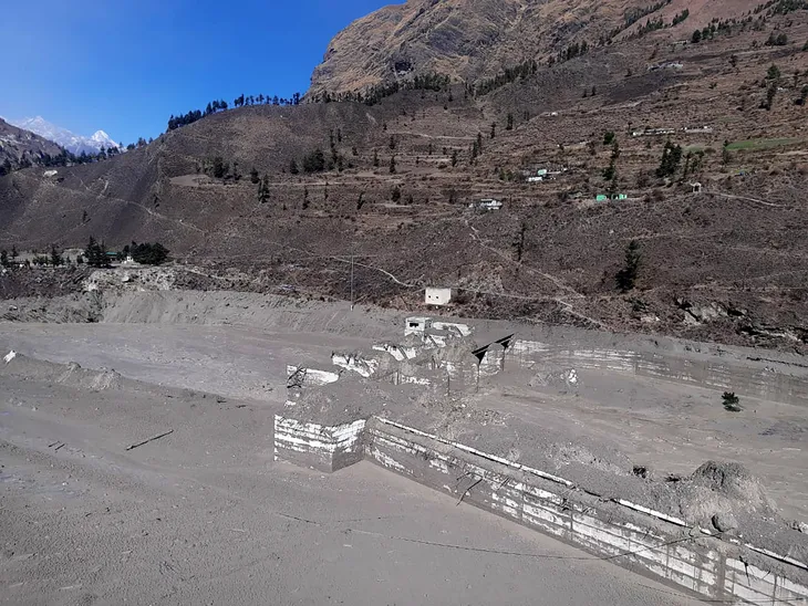 Vỡ sông băng gây lũ quét kinh hoàng trên dãy Himalaya, hàng trăm người mất tích - Ảnh 1. Vỡ sông băng gây lũ quét kinh hoàng trên dãy Himalaya, hàng trăm người mất tích - Ảnh 1.