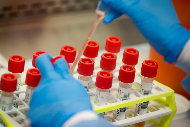 Mùa thu này sẽ có vaccine COVID-19 ngừa biến thể Nam Phi - Ảnh 1. Mùa thu này sẽ có vaccine COVID-19 ngừa biến thể Nam Phi - Ảnh 1.