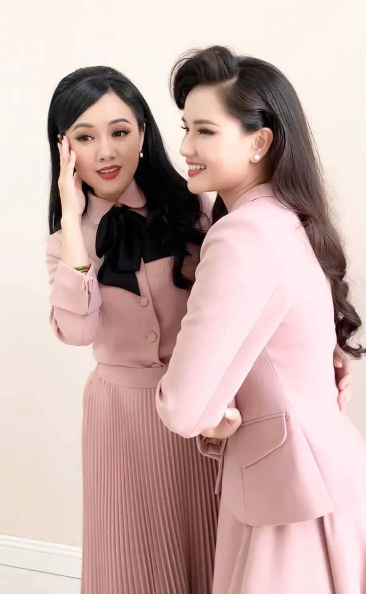 BTV Hoài Anh đẹp rạng ngời bên MC Huyền Châu - Ảnh 4. BTV Hoài Anh đẹp rạng ngời bên MC Huyền Châu - Ảnh 4.