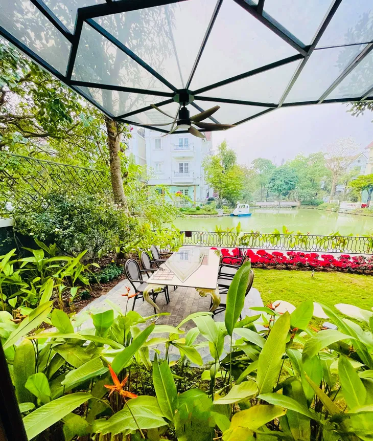 Biệt thự ven sông ngập hoa Tết của Lã Thanh Huyền - Ảnh 4. Biệt thự ven sông ngập hoa Tết của Lã Thanh Huyền - Ảnh 4.
