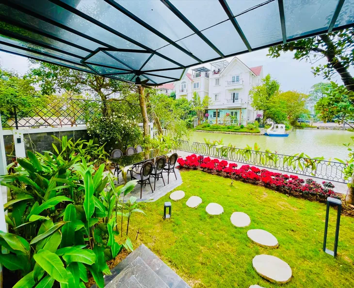 Biệt thự ven sông ngập hoa Tết của Lã Thanh Huyền - Ảnh 8. Biệt thự ven sông ngập hoa Tết của Lã Thanh Huyền - Ảnh 8.