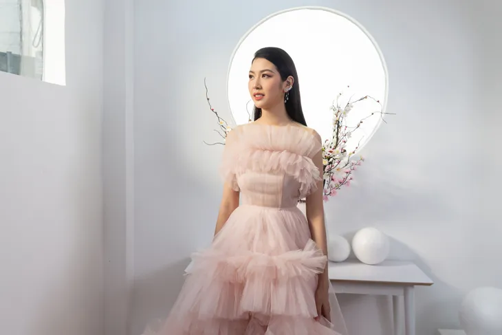 Á hậu Thúy Vân thử sức với vai trò ca sĩ, ra mắt MV cổ động những người ăn Tết xa quê vì COVID-19 - Ảnh 3. Á hậu Thúy Vân thử sức với vai trò ca sĩ, ra mắt MV cổ động những người ăn Tết xa quê vì COVID-19 - Ảnh 3.