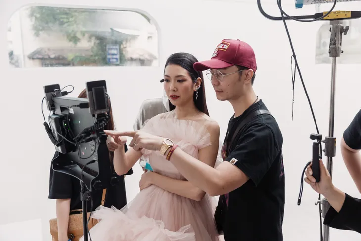 Á hậu Thúy Vân thử sức với vai trò ca sĩ, ra mắt MV cổ động những người ăn Tết xa quê vì COVID-19 - Ảnh 2. Á hậu Thúy Vân thử sức với vai trò ca sĩ, ra mắt MV cổ động những người ăn Tết xa quê vì COVID-19 - Ảnh 2.
