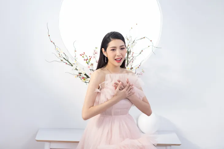 Á hậu Thúy Vân thử sức với vai trò ca sĩ, ra mắt MV cổ động những người ăn Tết xa quê vì COVID-19 - Ảnh 1. Á hậu Thúy Vân thử sức với vai trò ca sĩ, ra mắt MV cổ động những người ăn Tết xa quê vì COVID-19 - Ảnh 1.