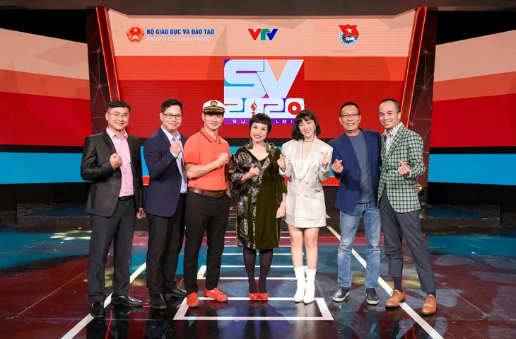 Ca sĩ Đinh Hương khuấy động SV 2020 - Ảnh 1. Ca sĩ Đinh Hương khuấy động SV 2020 - Ảnh 1.