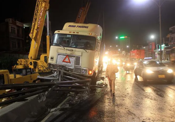 Xe container đâm vào thành cầu vượt Nguyễn Văn Linh tại TP Hải Phòng - Ảnh 3. Xe container đâm vào thành cầu vượt Nguyễn Văn Linh tại TP Hải Phòng - Ảnh 3.