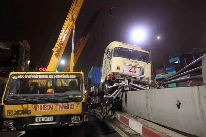 Xe container đâm vào thành cầu vượt Nguyễn Văn Linh tại TP Hải Phòng - Ảnh 1. Xe container đâm vào thành cầu vượt Nguyễn Văn Linh tại TP Hải Phòng - Ảnh 1.