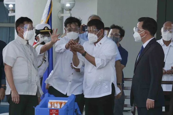 Philippines tiếp nhận lô vaccine Sinovac đầu tiên do Trung Quốc viện trợ - Ảnh 1. Philippines tiếp nhận lô vaccine Sinovac đầu tiên do Trung Quốc viện trợ - Ảnh 1.