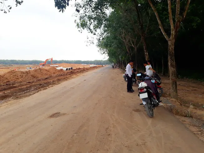 Bình Phước đề xuất xây sân bay, người dân ùn ùn kéo nhau “săn” đất - Ảnh 1. Bình Phước đề xuất xây sân bay, người dân ùn ùn kéo nhau “săn” đất - Ảnh 1.