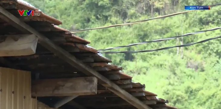 Tự ý kéo lưới điện về nhà, người dân đùa với tử thần - Ảnh 1.