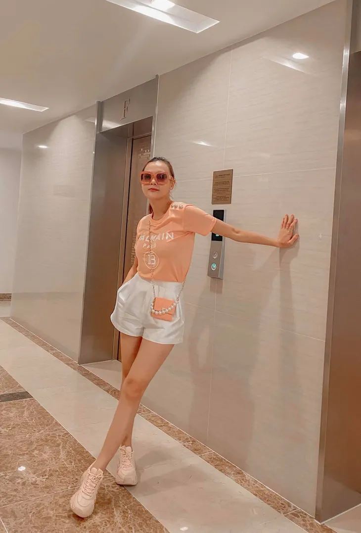 Học lỏm bí quyết diện đồ hè năng động, cá tính từ diễn viên Phương Oanh - Ảnh 2. Học lỏm bí quyết diện đồ hè năng động, cá tính từ diễn viên Phương Oanh - Ảnh 2.