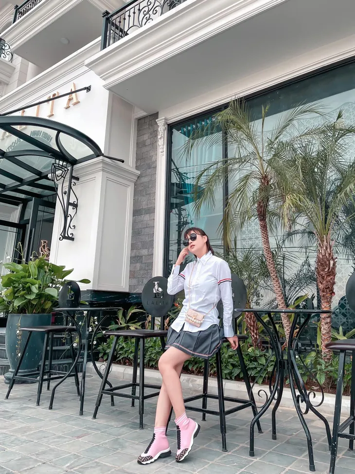 Học lỏm bí quyết diện đồ hè năng động, cá tính từ diễn viên Phương Oanh - Ảnh 5. Học lỏm bí quyết diện đồ hè năng động, cá tính từ diễn viên Phương Oanh - Ảnh 5.