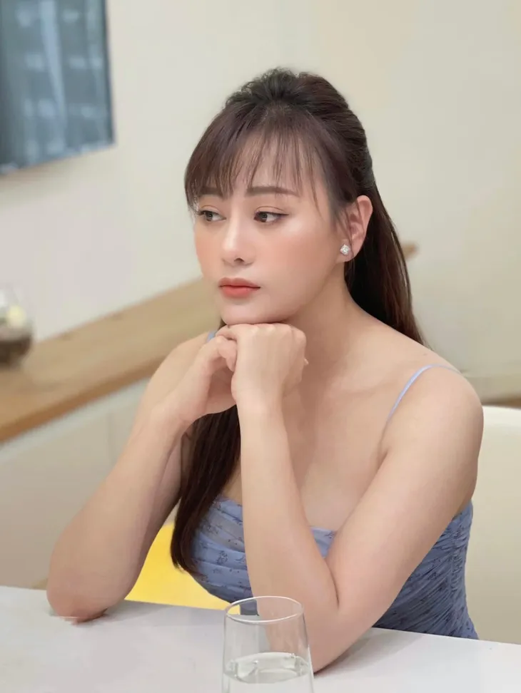 Học lỏm bí quyết diện đồ hè năng động, cá tính từ diễn viên Phương Oanh - Ảnh 9. Học lỏm bí quyết diện đồ hè năng động, cá tính từ diễn viên Phương Oanh - Ảnh 9.