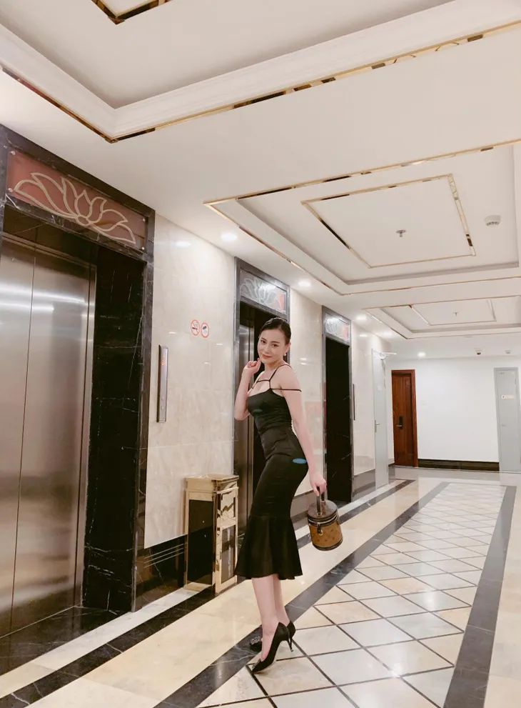 Học lỏm bí quyết diện đồ hè năng động, cá tính từ diễn viên Phương Oanh - Ảnh 7. Học lỏm bí quyết diện đồ hè năng động, cá tính từ diễn viên Phương Oanh - Ảnh 7.
