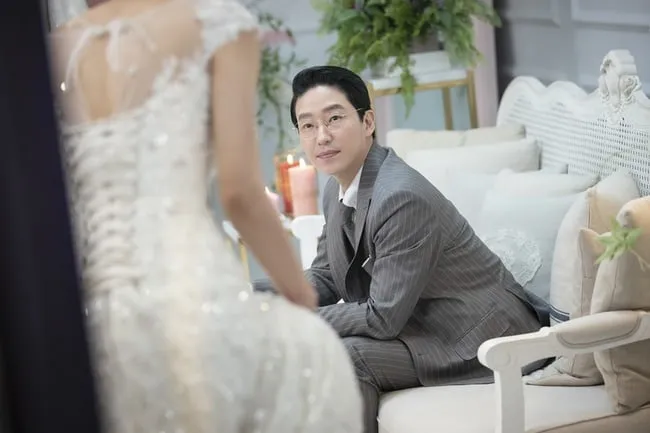 Penthouse 2: Cheon Seo Jin mặt mày cau có thử váy cưới cùng Joo Dan Tae - Ảnh 3. Penthouse 2: Cheon Seo Jin mặt mày cau có thử váy cưới cùng Joo Dan Tae - Ảnh 3.