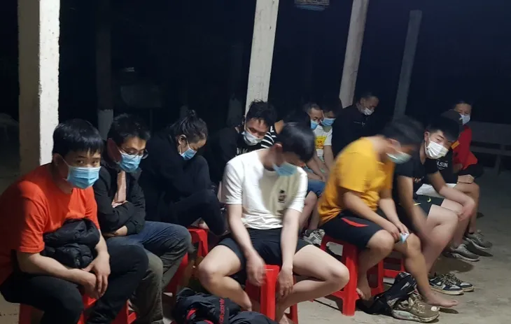 Phát hiện xe khách chở 53 người Trung Quốc nhập cảnh trái phép - Ảnh 1. Phát hiện xe khách chở 53 người Trung Quốc nhập cảnh trái phép - Ảnh 1.