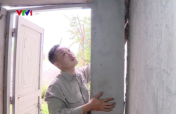 Gần 100 hộ dân sống trong sợ hãi vì nhà nứt toác, chực chờ đổ sập - Ảnh 2. Gần 100 hộ dân sống trong sợ hãi vì nhà nứt toác, chực chờ đổ sập - Ảnh 2.