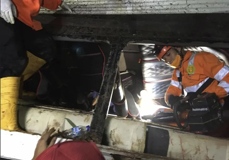 Xe bus chở học sinh lao xuống vực ở Indonesia, ít nhất 27 người thiệt mạng - Ảnh 3. Xe bus chở học sinh lao xuống vực ở Indonesia, ít nhất 27 người thiệt mạng - Ảnh 3.
