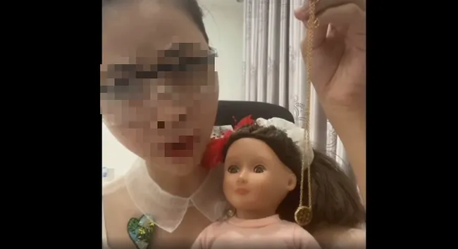 Hàng vạn video độc hại với trẻ trôi nổi trên MXH: Từ phim giang hồ đến clip ôm búp bê ma xin vía học giỏi - Ảnh 4. Hàng vạn video độc hại với trẻ trôi nổi trên MXH: Từ phim giang hồ đến clip ôm búp bê ma xin vía học giỏi - Ảnh 4.