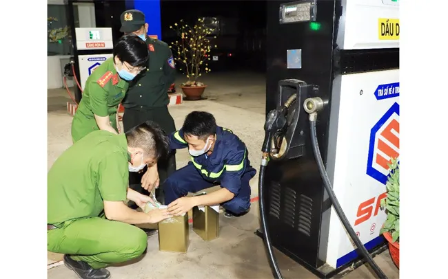 Mua bán, sản xuất hàng triệu lít xăng dầu giả: Khi con voi chui lọt lỗ kim”! - Ảnh 1. Mua bán, sản xuất hàng triệu lít xăng dầu giả: Khi con voi chui lọt lỗ kim”! - Ảnh 1.