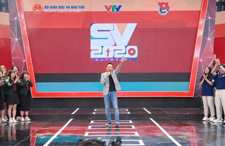 Ca sĩ Phương Thanh ngỡ ngàng trước tài năng sinh viên trong trận Chung kết bảng C SV 2020 - Ảnh 1. Ca sĩ Phương Thanh ngỡ ngàng trước tài năng sinh viên trong trận Chung kết bảng C SV 2020 - Ảnh 1.