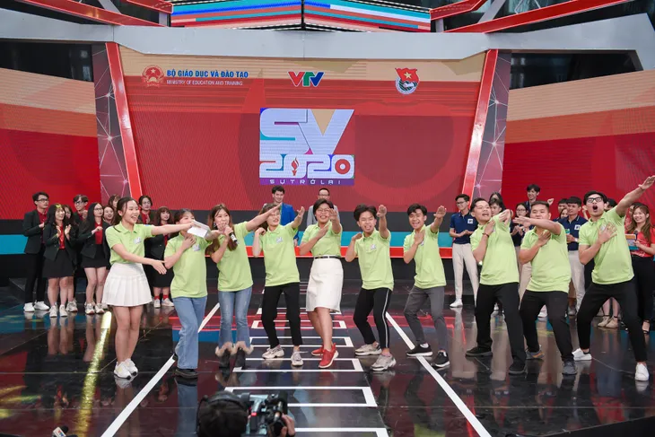 Ca sĩ Phương Thanh ngỡ ngàng trước tài năng sinh viên trong trận Chung kết bảng C SV 2020 - Ảnh 7. Ca sĩ Phương Thanh ngỡ ngàng trước tài năng sinh viên trong trận Chung kết bảng C SV 2020 - Ảnh 7.