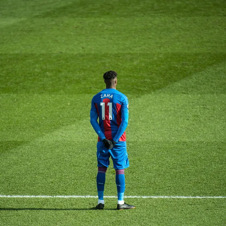Wilfried Zaha là cầu thủ đầu tiên ở Premier League không quỳ trước trận đấu - Ảnh 2. Wilfried Zaha là cầu thủ đầu tiên ở Premier League không quỳ trước trận đấu - Ảnh 2.