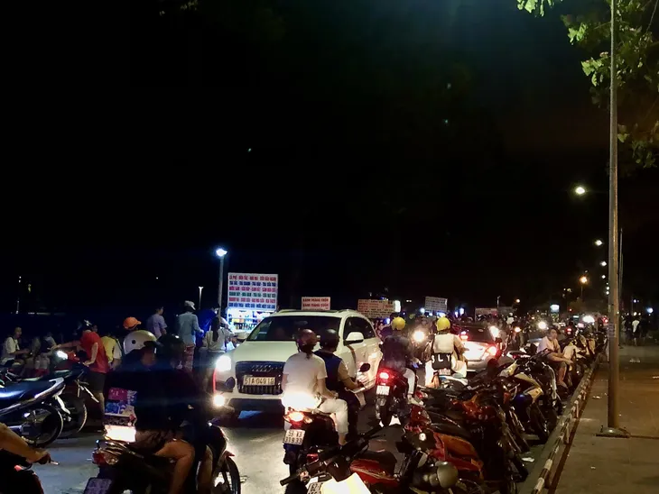 Hàng rong bủa vây lòng, lề đường - Ảnh 2. Hàng rong bủa vây lòng, lề đường - Ảnh 2.