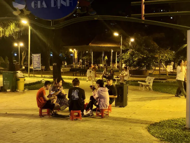 Hàng rong bủa vây lòng, lề đường - Ảnh 3. Hàng rong bủa vây lòng, lề đường - Ảnh 3.