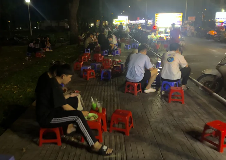 Hàng rong bủa vây lòng, lề đường - Ảnh 4. Hàng rong bủa vây lòng, lề đường - Ảnh 4.