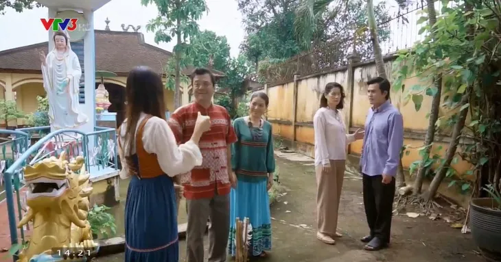 Ngày em đến - Tập 24: Bầu 4 tháng, Trà vẫn hóa sơn nữ sắp cưới Tài lần nữa - Ảnh 4. Ngày em đến - Tập 24: Bầu 4 tháng, Trà vẫn hóa sơn nữ sắp cưới Tài lần nữa - Ảnh 4.