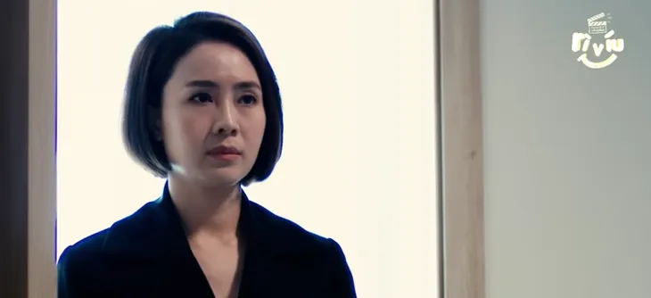 Hướng dương ngược nắng - Tập 40: Châu (Hồng Diễm) hư ảo không rõ người hay ma, trở về nhìn Kiên trân trân - Ảnh 1. Hướng dương ngược nắng - Tập 40: Châu (Hồng Diễm) hư ảo không rõ người hay ma, trở về nhìn Kiên trân trân - Ảnh 1.