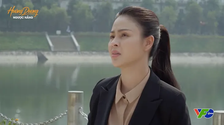 Hướng dương ngược nắng - Tập 40: Minh sôi máu nhìn Hải bóng quỳ xuống dâng nhẫn cầu hôn bà Diễm Loan - Ảnh 4. Hướng dương ngược nắng - Tập 40: Minh sôi máu nhìn Hải bóng quỳ xuống dâng nhẫn cầu hôn bà Diễm Loan - Ảnh 4.