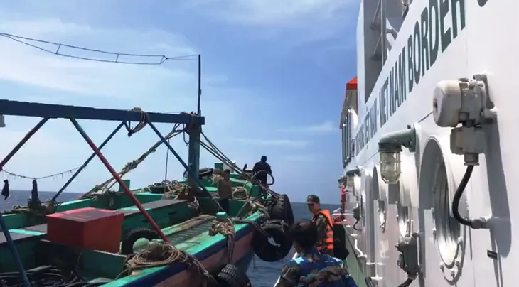 Nổ súng truy bắt tàu cá vận chuyển dầu lậu trên biển - Ảnh 2. Nổ súng truy bắt tàu cá vận chuyển dầu lậu trên biển - Ảnh 2.