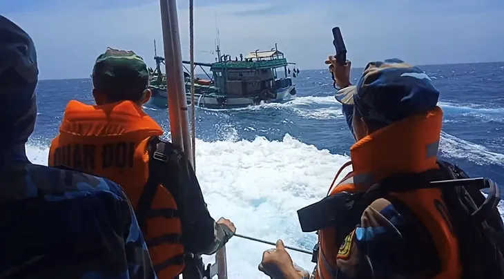 Nổ súng truy bắt tàu cá vận chuyển dầu lậu trên biển - Ảnh 1. Nổ súng truy bắt tàu cá vận chuyển dầu lậu trên biển - Ảnh 1.