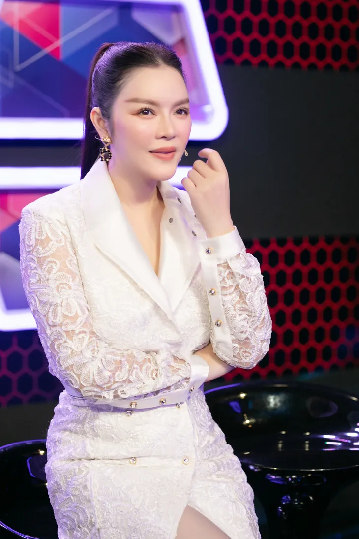 Lý Nhã Kỳ nói về chuyện yêu “phi công”: “Trend năm nay là cứ phải yêu người nhỏ hơn 10 tuổi mới hợp” - Ảnh 2. Lý Nhã Kỳ nói về chuyện yêu “phi công”: “Trend năm nay là cứ phải yêu người nhỏ hơn 10 tuổi mới hợp” - Ảnh 2.