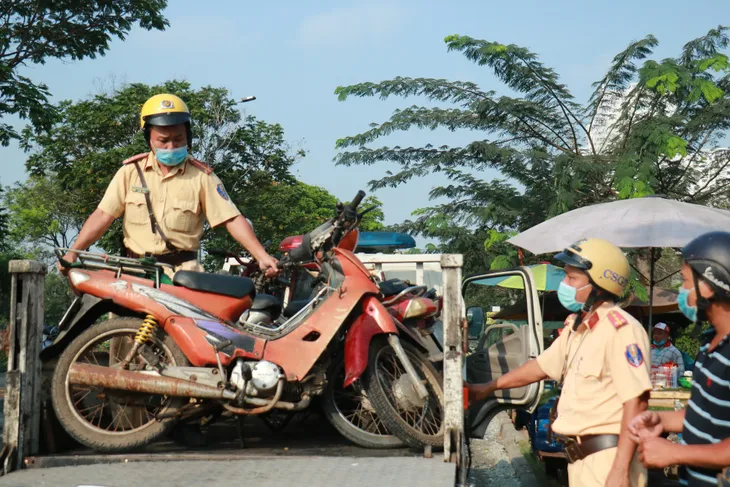Hàng loạt xe cà tàng, xe cũ nát bắt đầu bị xử phạt - Ảnh 3. Hàng loạt xe cà tàng, xe cũ nát bắt đầu bị xử phạt - Ảnh 3.